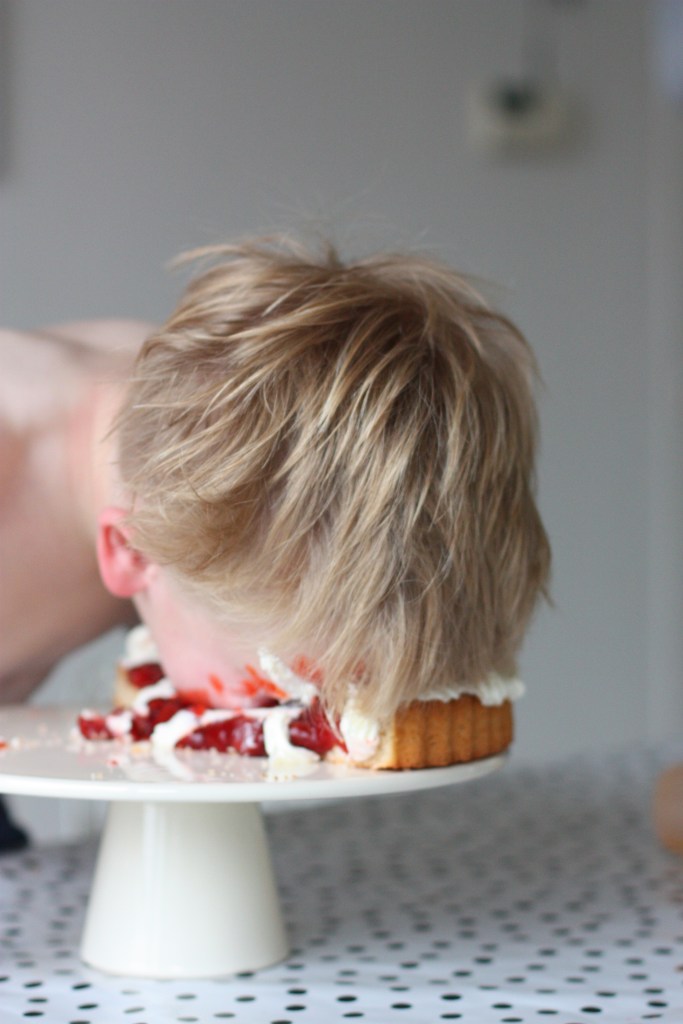 52-12 - birthday tradition (smeertaart)