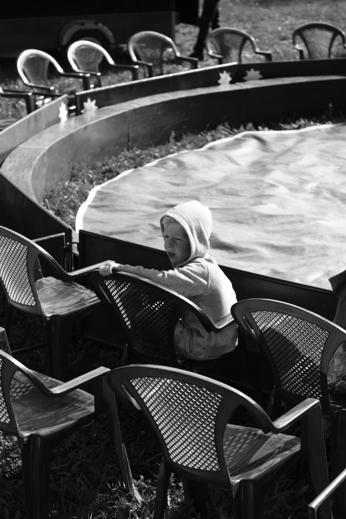 52-31 - anxiously waiting for the circus to start